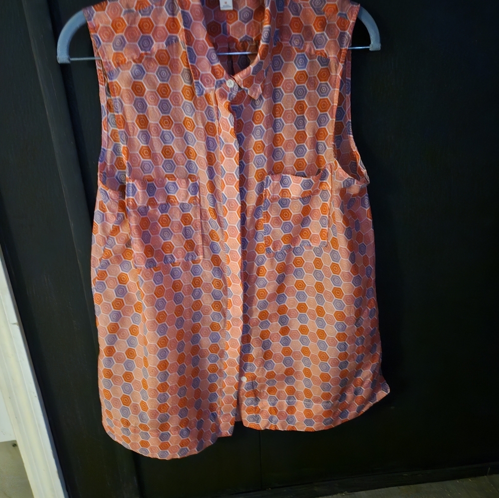 Gap sleeveless button down, geometric print top